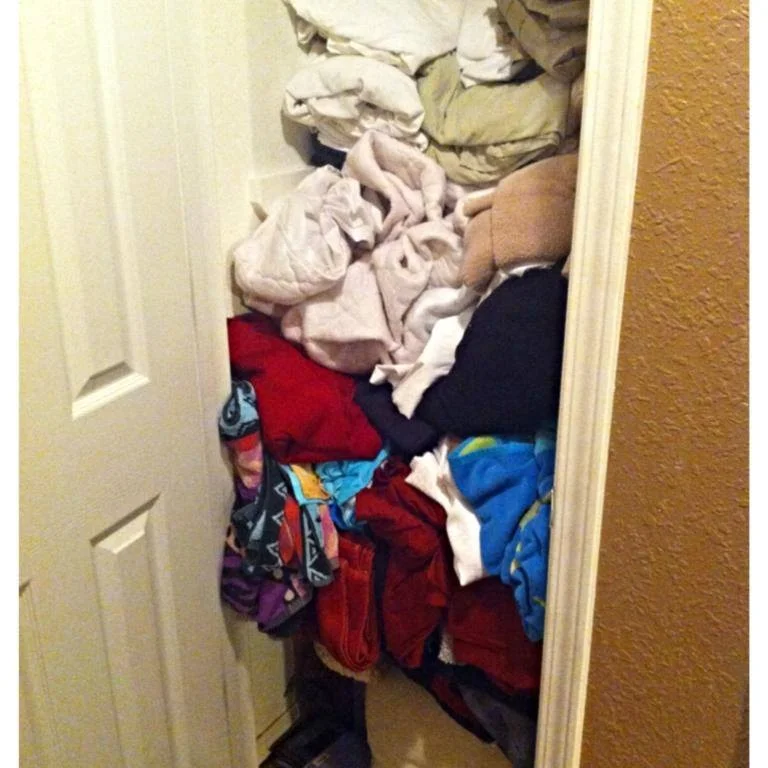 Linen+Closet+before